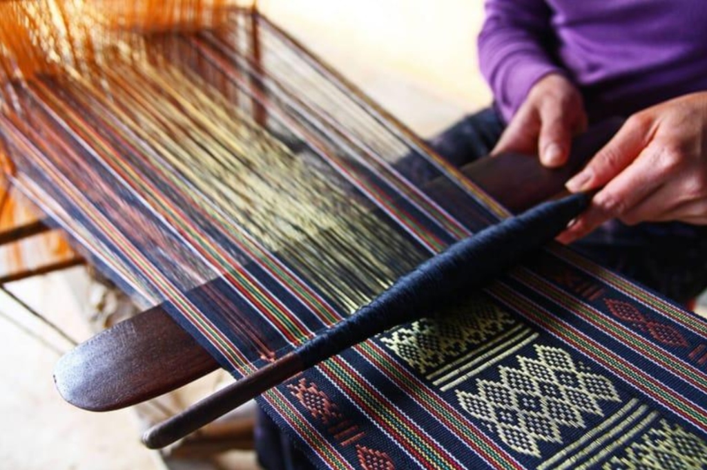 Tôn vinh tinh hoa thủ công - Bàn tay người thợ dệt lụa
